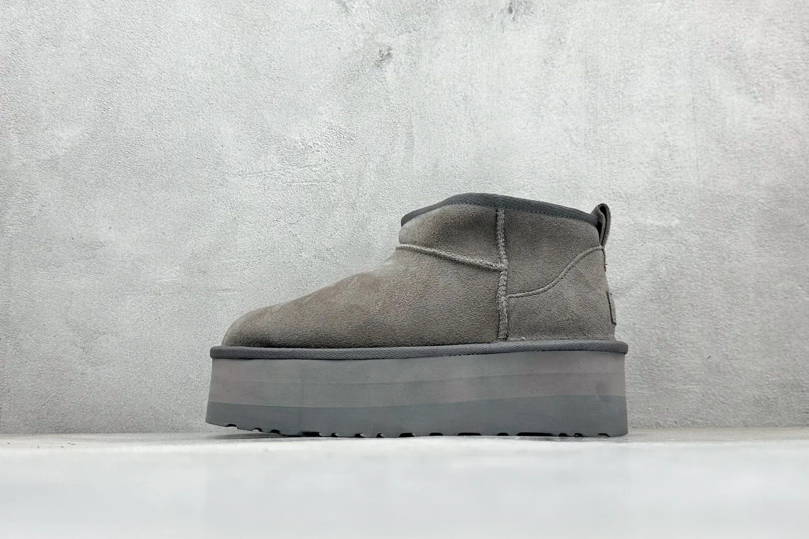 🐲💰 520 supports store placement. The top version on the market is UGG sheepskin snow boots. Mini thick-soled short-tube 5cm. Xiaohongshu’s hot model. Produced by a major foreign trade factory in Guangzhou. Genuine sheepskin from toe to insole. Independent outer box packaging. Chip. Waterproof technology. Different from any version on the market. 5cm thick sole. Independent original development of outsole. Cashmere insole. Keep warm in winter. It is a very suitable choice for home use. In the new year, uug launches a style series. Partly catered to the preferences of young consumers, it has also moved to the forefront of fashion trends. Shoe body material: water-repellent coated suede upper, 17 mm UGGPURE™ implanted wool insole, lightweight non-slip comfortable rubber outsole, brand LOGO trademark, complete package, item number: 1135092, size: 35 36 37 38 39 40